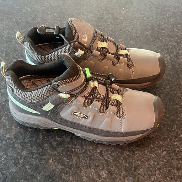 Keen Gray Sneakers with Sturdy Design and Traction - Picture 3 of 8